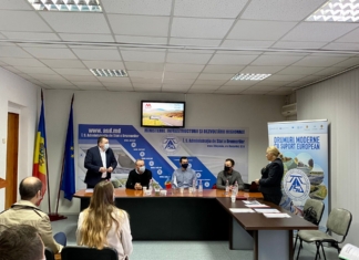 A fost prezentat un nou produs din plastic reciclat, care reduce emisiile de CO2 și minimizează costurile mixturilor de asfalt