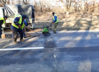 (RO) Plombarea gropilor în perioada de iarnă – prioritară pentru siguranța la trafic