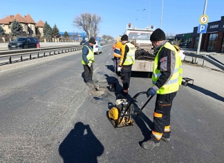 Drumarii continuă lucrările de plombare a gropilor pe drumurile naționale