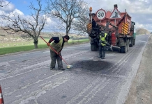 Continuă lucrările de întreținere a drumurilor naționale