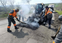 Drumarii continuă lucrările de plombare a gropilor pe întreaga rețea de drumuri naționale