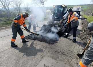 Drumarii continuă lucrările de plombare a gropilor pe întreaga rețea de drumuri naționale